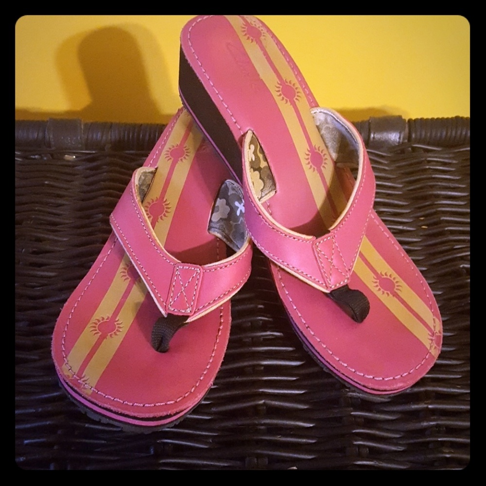 Clarks pink flip flops size 9
